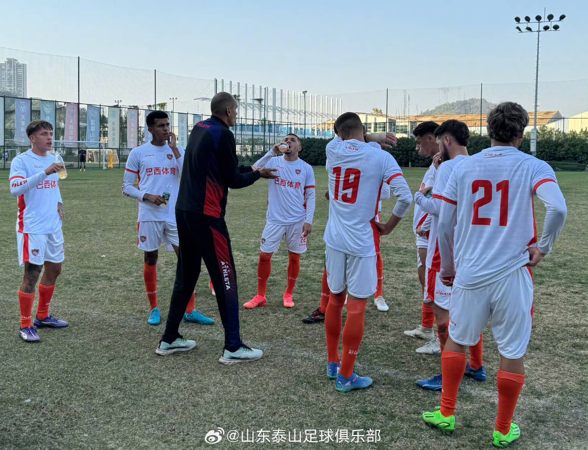 鲁能客场力克劲敌，备战下一轮比赛的简单介绍