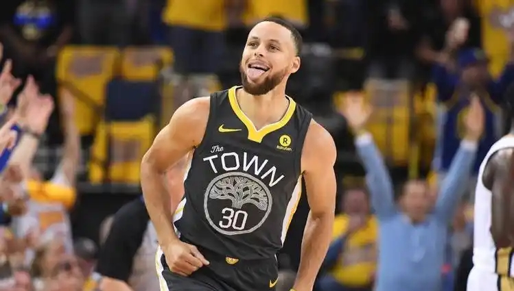 勇士力克独行侠，库里逆天三分