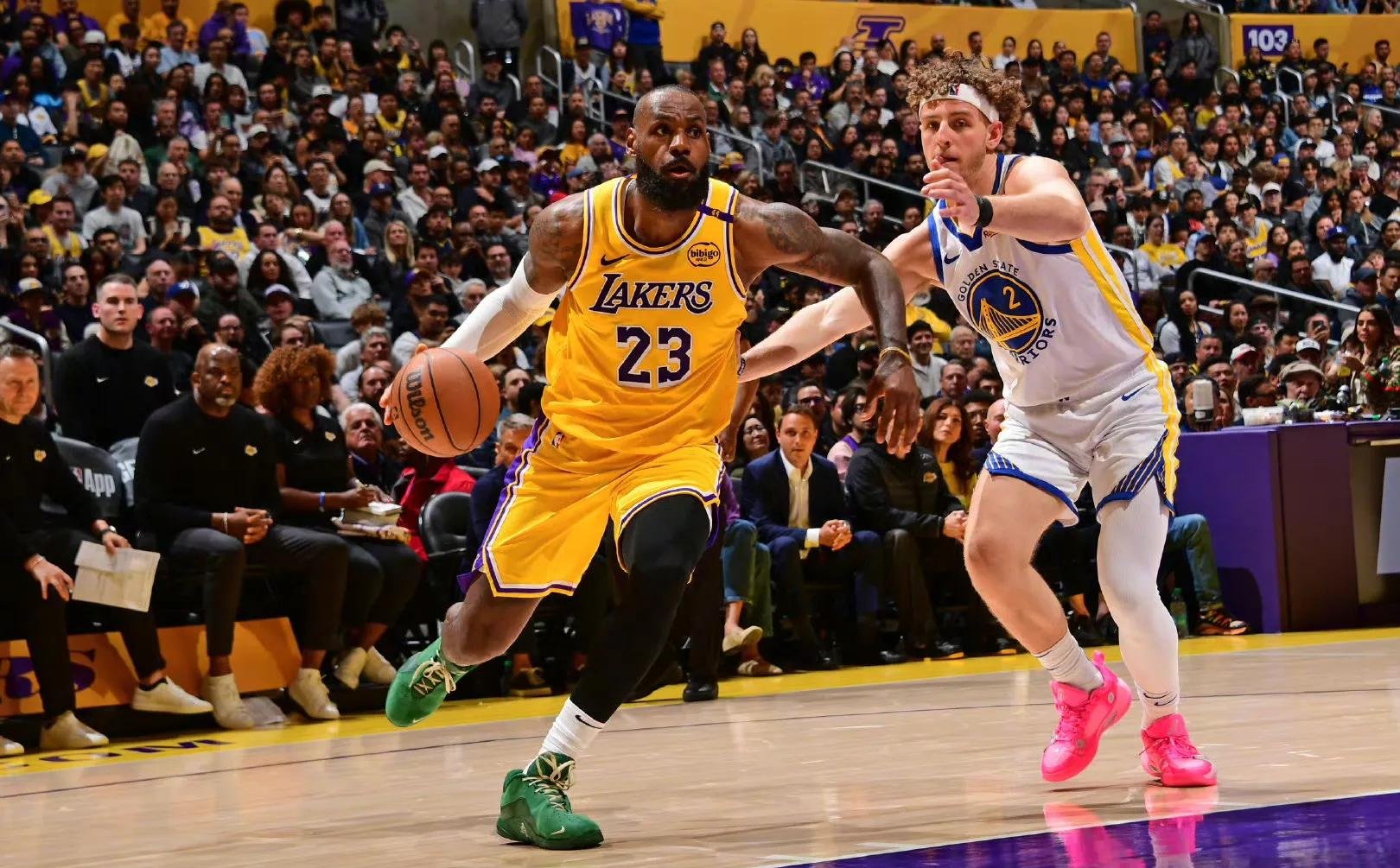 勇士主场战胜湖人,实现四连胜 勇士主场战胜湖人,实现四连胜